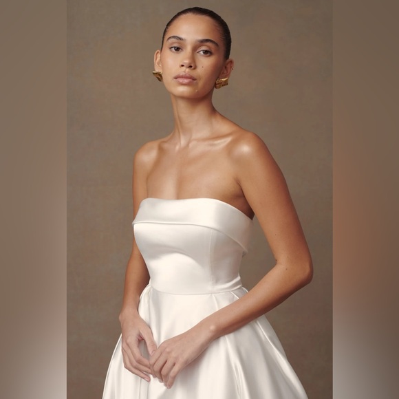 Meagli Eileen Strapless Wedding Gown (Medium) - Picture 1 of 9